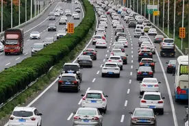 国庆节带公婆出去玩，堵车后发生的尴尬事，让我想找个地缝图片