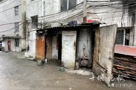 上海路一小区旁建了这个，居民不敢开窗！相关部门：限期拆除图片