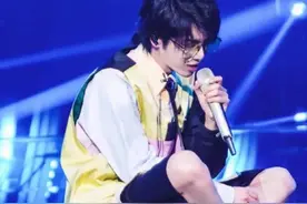 华晨宇唱摇滚竟离不开三样"装备"！真相揭开，最后一个男人必备图片