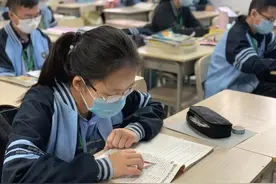广西南宁开学第一天！刚回学校就考试的毕业班真的很拼图片