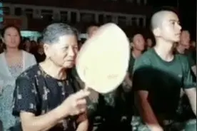 老奶奶给抗洪战士扇扇子，清凉又暖心图片