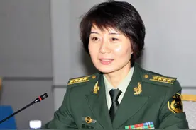 她17岁加入女子特警队，如今已是大校警衔，却嫁给一位普通保安图片