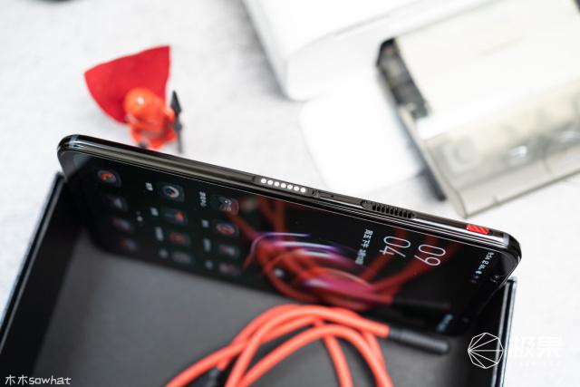 红魔5G暴走开黑，144Hz刷新率爽飞！除了打游戏它还有狠招～