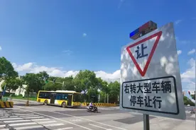 嘉定试点大型车“右转必停”通行新规，违者将被处罚图片
