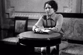 被父亲按伟人培养，她20岁大学毕业当秘书，后任副国级30年图片