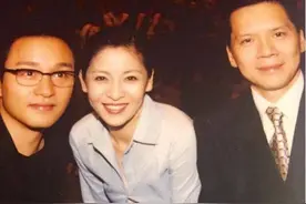 刘亦菲与干爹各求所爱，黄晓明与干妈再无互动，为何都分道扬镳？图片