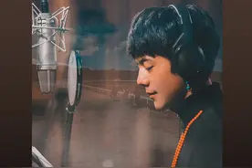 丁真头大身子小，全身照让人幻灭，但粉丝痴情仍熬夜等新歌图片