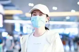 苗苗终于不低调，穿健美装走机场秀身材，拎2万4大牌包阔气十足图片