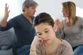 “有本事你就打死她！”挑事儿爸爸+暴躁妈妈等于孩子的童年噩梦图片