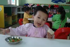 孩子上幼儿园后，要不要在学校吃早餐？做对了，对孩子成长有利图片