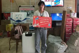 在外漂泊的她回到了家乡图片