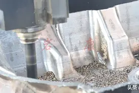国产中空吹塑机吹塑时所使用的原材料图片