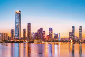 广州新首富诞生了，身家1200亿还打造了深圳湾1号，妻子年轻貌美图片