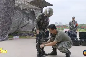 我军演习惊现“外骨骼”，女兵也能轻松负重，外部助力是发展趋势图片