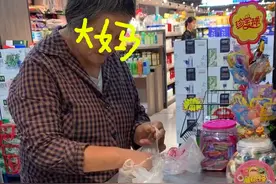 超市用糖果找零，大妈攒够糖果付款，网友：做了我一直想做的事图片