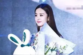 赵丽颖有多爱兔子，到哪里都拿个兔子玩偶图片