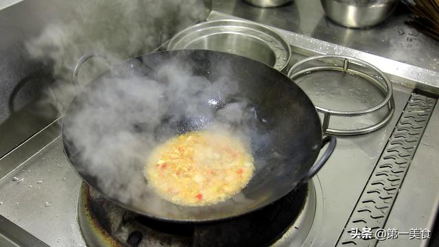 厨师长这样把豆腐跟肉一块炒，特别香，我家每周必吃的一道菜