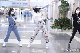 钟丽缇带女儿机场跳《无价之姐》和老公穿情侣装超甜蜜图片