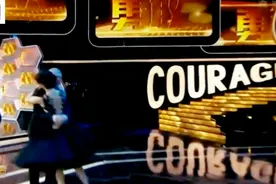 冯小刚获奖老婆徐帆颁奖 冯小刚上台两人瞬间熊抱转圈 全场亮瞎眼视频封面