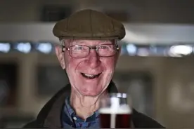 英超官方悼念！所有球员为他默哀 21年生涯773场联赛成传奇图片