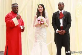 嫁给“黑人拳王”生下俩孩子的中国女孩，如今生活咋样？凄苦…图片