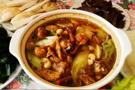 别具一格新吃法，红葡萄酒鸡火锅，香浓可口，提神开胃，美容养颜图片