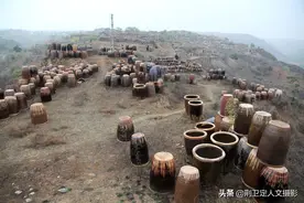 陕西大山里无人居住的古村，满山遍野摆满水缸大瓮，咋回事图片