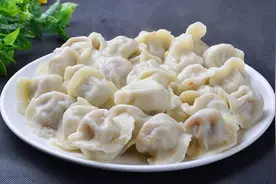 煮水饺时，要不要加凉水？很多人都做错了，难怪饺子破皮口感差图片