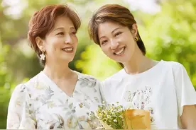 六十岁的女人，裙子该怎么选好？教你4个选款技巧，显瘦又时髦图片