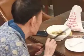 89岁杨少华独自去泡温泉，一双麻杆腿踉跄走不稳，杨议被骂不孝图片