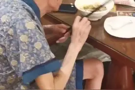 89岁杨少华独自去泡温泉，一双麻杆腿踉跄走不稳，杨议被骂不孝图片