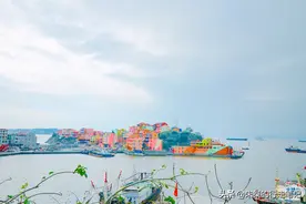 台州一个古老渔村，曾为防御海风的石屋，摇身一变成“七彩小镇”图片