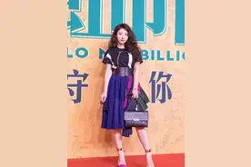 难怪柳岩110斤还没挨骂，当她穿吊带“营业”，女人看了都自闭图片