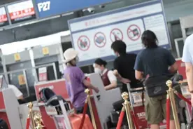 恋爱实锤？窦靖童携男友人走机场偶遇赵薇，男友人穿衣邋遢好油腻图片
