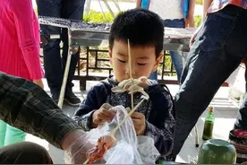 孩子撸串被签子刺伤，这些食物，给孩子吃时一定要当心图片