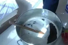 黑心商在农村造假蜂蜜300斤，3招告诉你辨别蜂蜜真伪图片