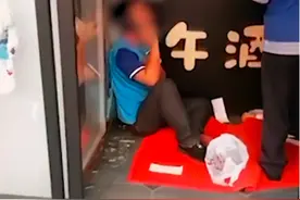 外卖小哥等餐砸东西遭殴打：“成年人的崩溃，就在一瞬间”图片