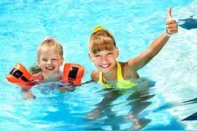 夏季遇到暑假，是孩子们游泳的好时节，有些安全常识需要牢牢记住图片