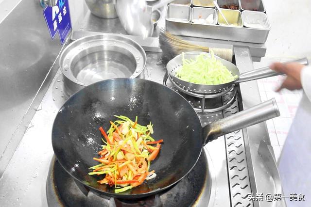 常年不吃油腻菜的婆婆、把茄子这样一炒，3分钟出锅，天天吃不够