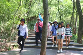 现在约你去南京中山陵的，一定是真爱，游人窘态百出图片