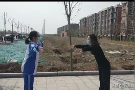 好久不见，让我抱抱你！今日开学，庆云一中师生隔空拥抱图片