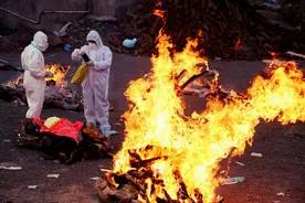 印度露天焚尸，视觉冲击力强，为什么火葬在印度大行其道？图片