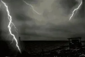 下冰雹的那个暴雨夜，学生宿舍楼外...图片