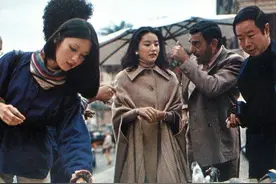 1977年，林青霞和胡茵梦同游意大利，老外竖大拇指是什么意思图片