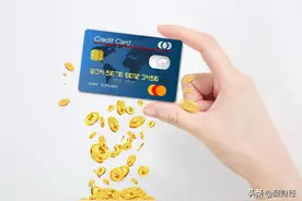 为什么银行的人，天天追着你办信用卡？三个原因告诉你图片