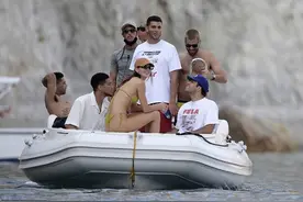 超模肯豆出海成“女王”，帅男们众星捧月，NBA布克搂腰宣示地位图片