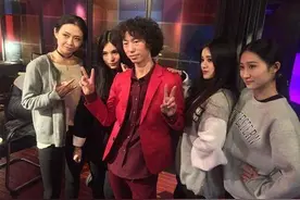 农村小伙成歌星，与公司决裂、不认父母，开演唱会就来了7个观众图片