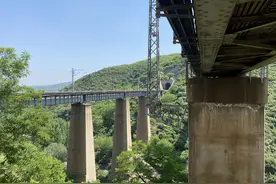 英雄大桥上“秋千哥”：他们吊在40米空中守护旅客的回家路图片