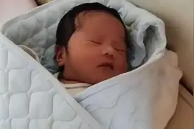 “粗心爸妈”走红，为了吃饭将孩子扔在桌子上，网友：看着都怕图片