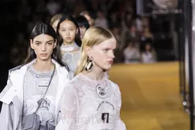 什么？Burberry的秀场怎么有人穿了一件蚊帐？图片